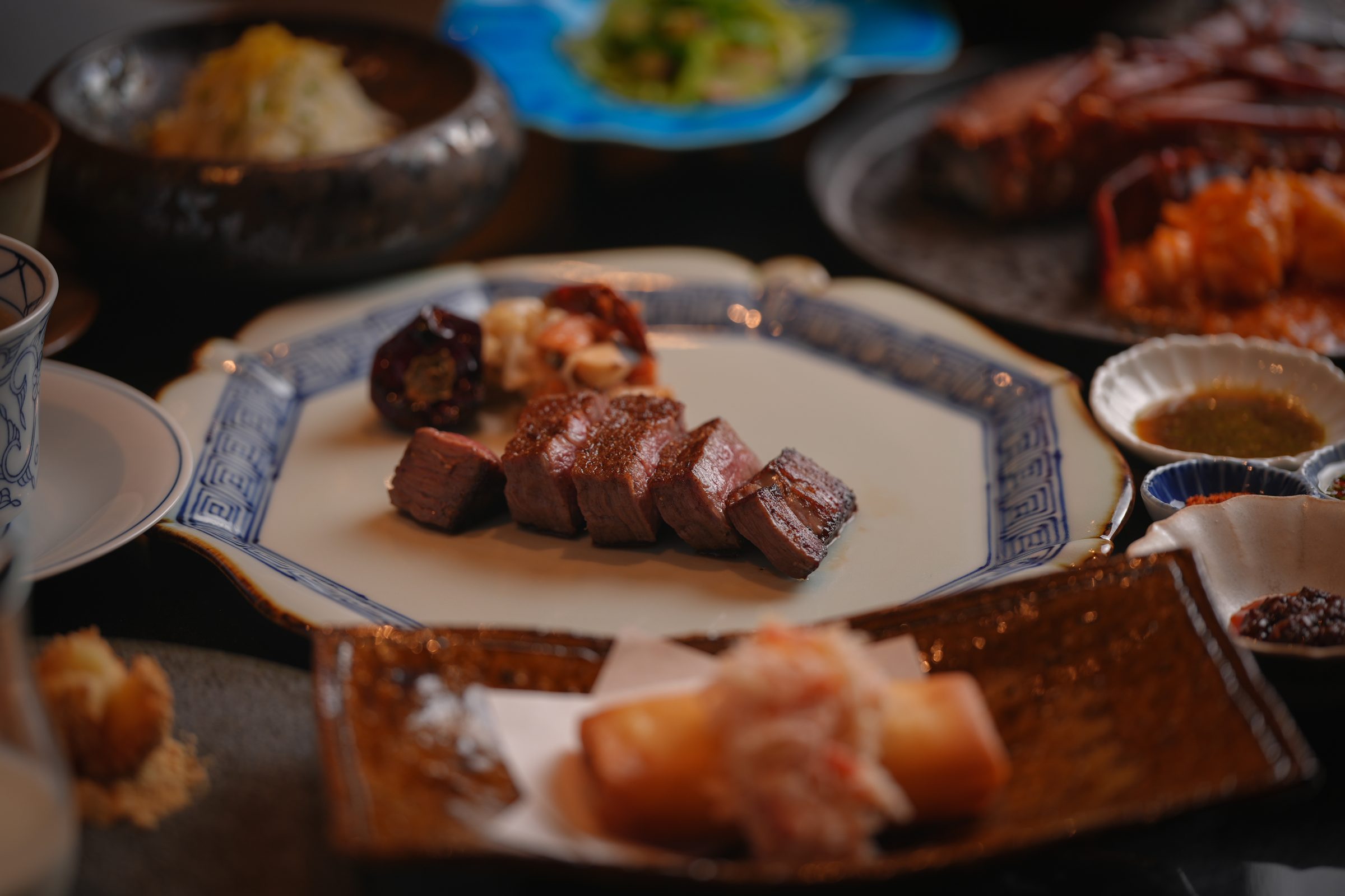 器に盛り付けられた黒毛和牛の鉄板焼き